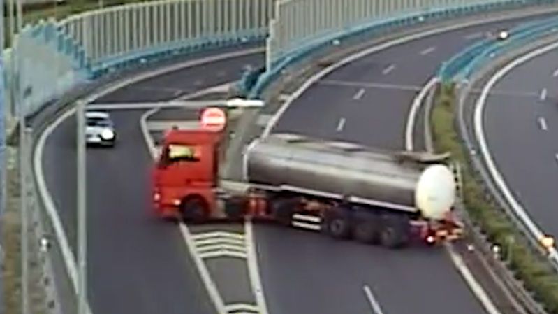 Řidič vjel na Slovensku s cisternou do protisměru na dálnici, pak se začal otáčet